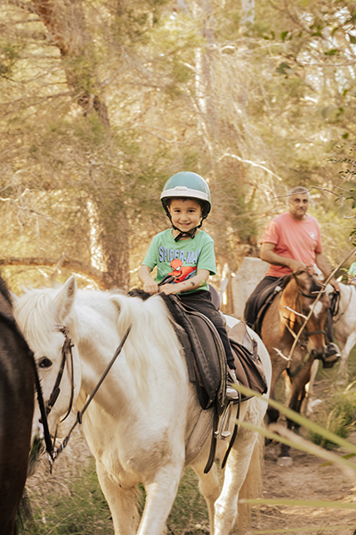 garçon à cheval dans la forêt